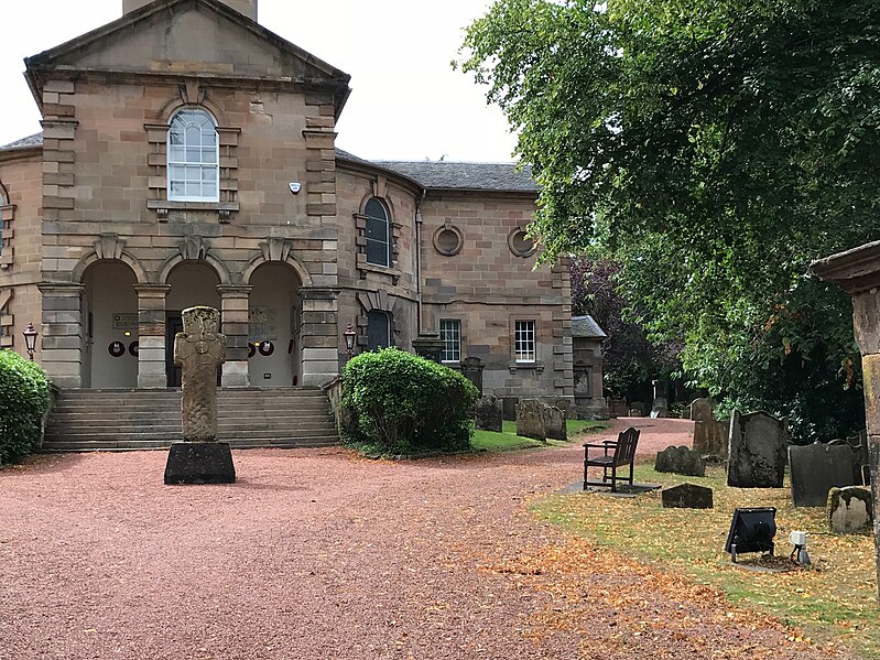 File:Old Parish churchyard, Hamilton, Scotland.jpg