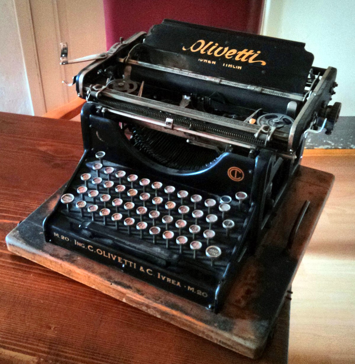 File:Olivetti M20 typewriter (2).jpg - Wikimedia Commons