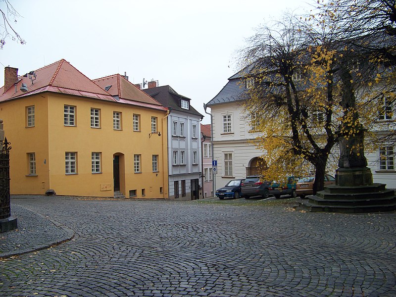 File:Olomouc, Žerotínovo náměstí 12 a 13, Michalská 8.jpg