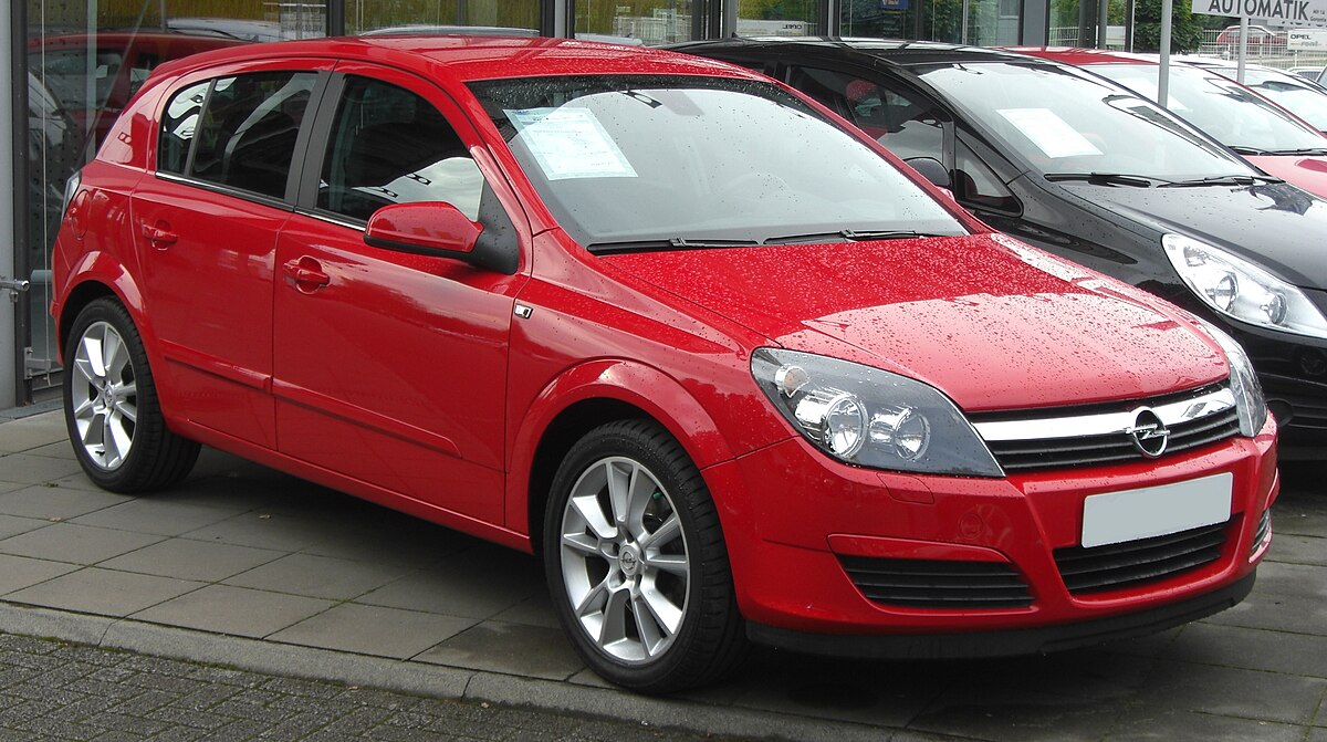 https://upload.wikimedia.org/wikipedia/commons/thumb/0/06/Opel_Astra_H_2.0Turbo_front.JPG/1200px-Opel_Astra_H_2.0Turbo_front.JPG