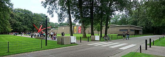 Vista do edifício original do museu, projetado pelo arquiteto Henry Van de Velde.