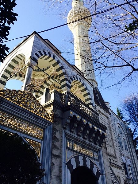 File:Outside Tokyo Camii - sunny day - Dec 2015.jpg