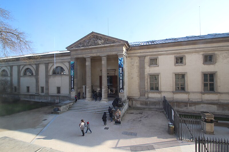 File:Péristyle et fronton de l'aile droite de la galerie de Minéralogie et de Géologie dans le Jardin des plantes, à Paris, le 22 février 2018 - 54.jpg