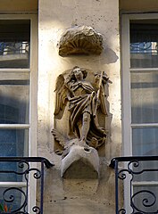 No 12, statue de l'archange saint Michel terrassant le dragon (à l'emplacement de l'ancien collège Saint-Michel).