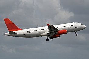 Самолёт Airbus A320 (PH-AAX) с закрашенными лого и названием