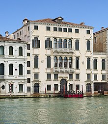 Facade Palazzo Querini Dubois (Venice).jpg