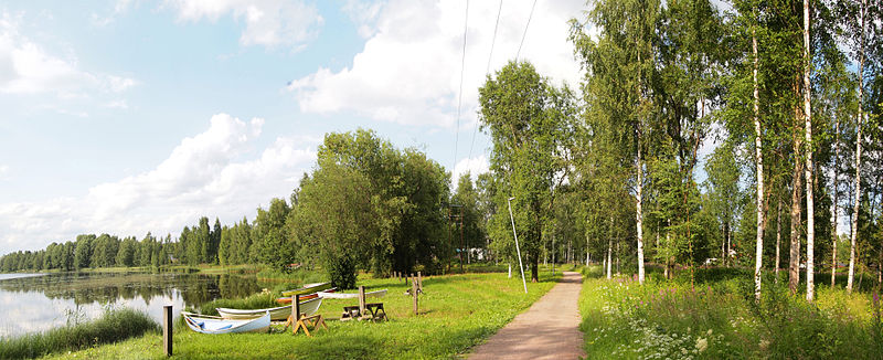 File:Palokkajärvi and footpath.jpg