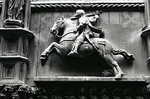 Die Statue des Stadtwappens über dem Eingang, auf einem Foto aus den 60er Jahren des 20. Jahrhunderts, das Paolo Monti vom Gebäude vor der Loggia aus aufgenommen hat.