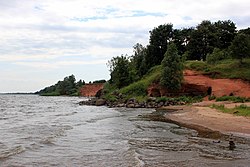 Devonikauden hiekkakivipaljastuma järven rannalla Kallasten lähellä