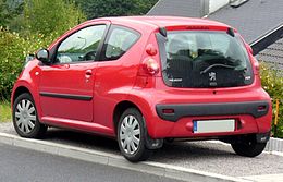 Peugeot 107 Dreitürer Scarletrot Heck.JPG