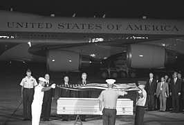 Tổng thống Hoa Kỳ Bill Clinton dự lễ bàn giao hài cốt lính Mỹ ở sân bay Nội Bài, năm 2000.