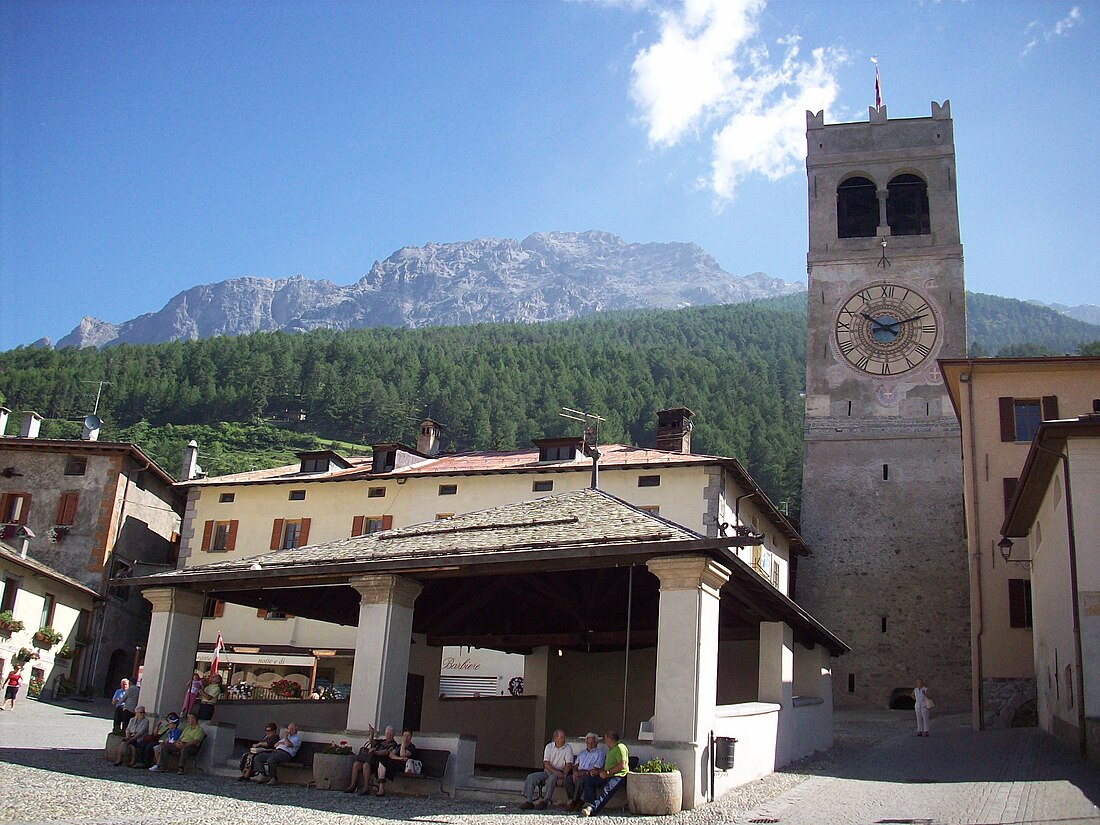 File:Piazza Cavour, Kuerc e Torre della Bajona.jpg