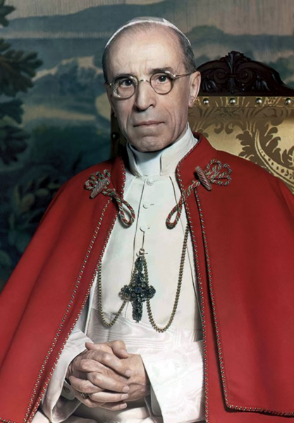 Файл:Pius XII with tabard, by Michael Pitcairn, 1951.png