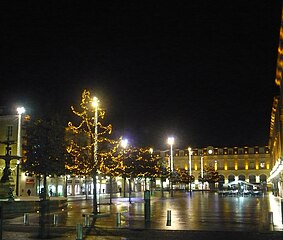 La place Jean-Jaurès illuminée la nuit