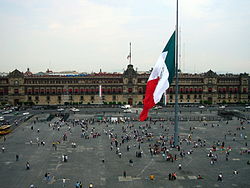 A tér nyugatról nézve, előtérben a zászlóemlékmű, háttérben a Nemzeti Palota