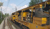 Na zdjęciu widoczny fragment maszyny torowej AHM 800-R, w czasie pracy na szlaku kolejowym Tychy - Mąkołowiec linii kolejowej 139.