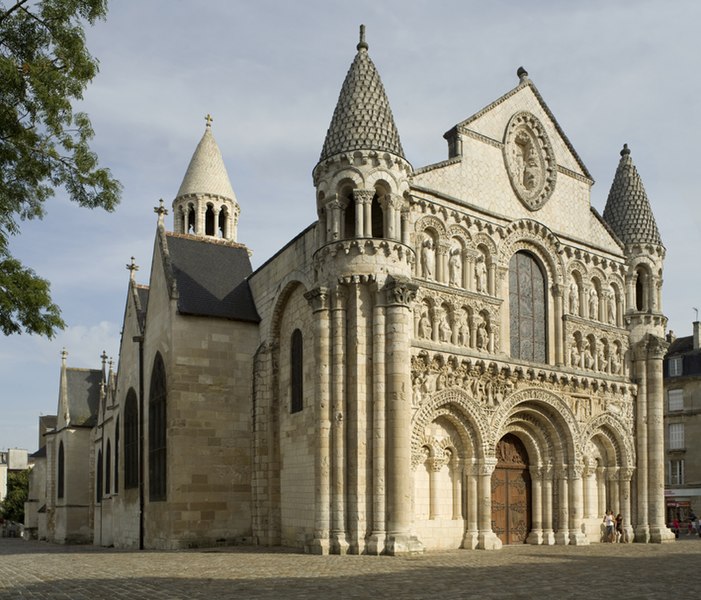 Нотр дам ля гранд. Церковь notre-Dame la grande, Пуатье. Церковь notre-Dame la grande, Пуатье стиль. Соборе Пуатье витраж. Périgueux Cathedral Перигё.