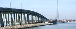 Мост Понкуог через залив Шиннекок (новый пролет слева), обращенный к станции береговой охраны.