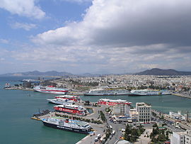 Panoramic view o the wastren pairt o the ceety an the port o Piraeus.