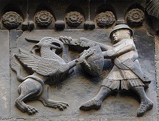 Lucha entre un hombre y un grifo en una imposta del portal de San Ivo.