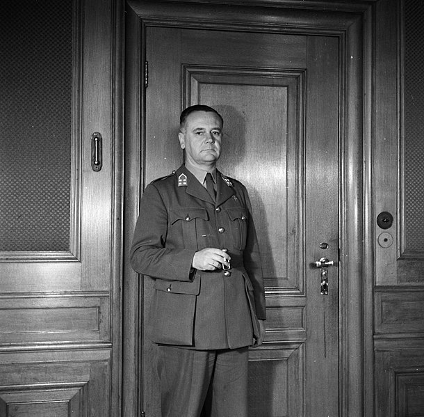 File:Portret van generaal HJ Kruls in zijn werkkamer, Bestanddeelnr 254-2256.jpg