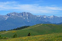 Pascoli sul Monte Pora con vista sulla Presolana, nelle Prealpi Lombarde