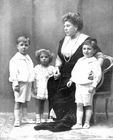 Princesa Beatriz y nietos.png