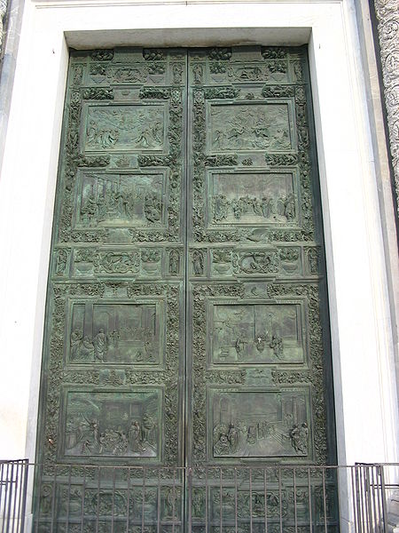 File:Puerta central de entrada de la Catedral de Pisa, Italia.JPG