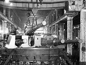 Сборка четырёхорудийной 356-мм башни на заводе Армстронга в Элсвике