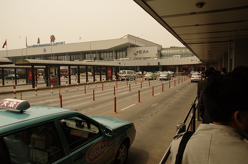 File:Queue for taxi at Hongqiao airport (2398446495).jpg