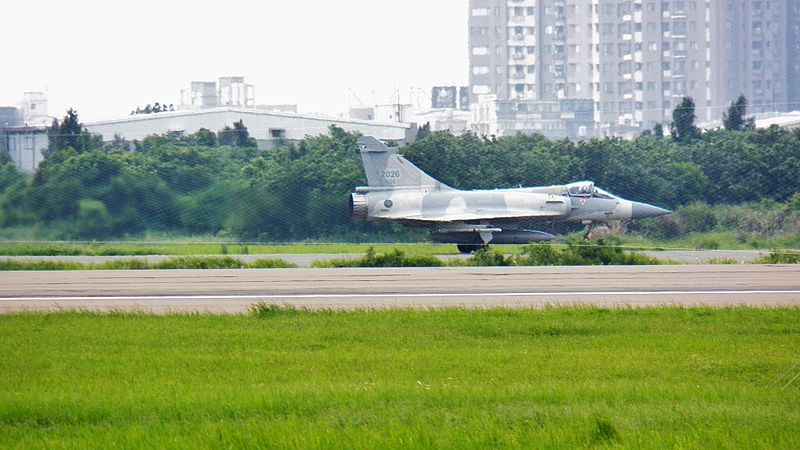 File:ROCAF Mirage 2000-5EI Rolling over Hsinchu AFB Runway 20120602d.jpg