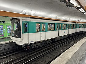 Rame MF 67 entrant en station en direction de Mairie d'Issy.