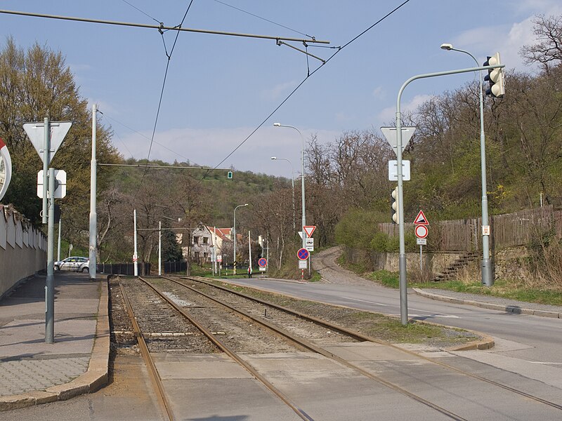 File:Reko TT Nádraží Holešovice - Trojská, pohled od Trojské.jpg