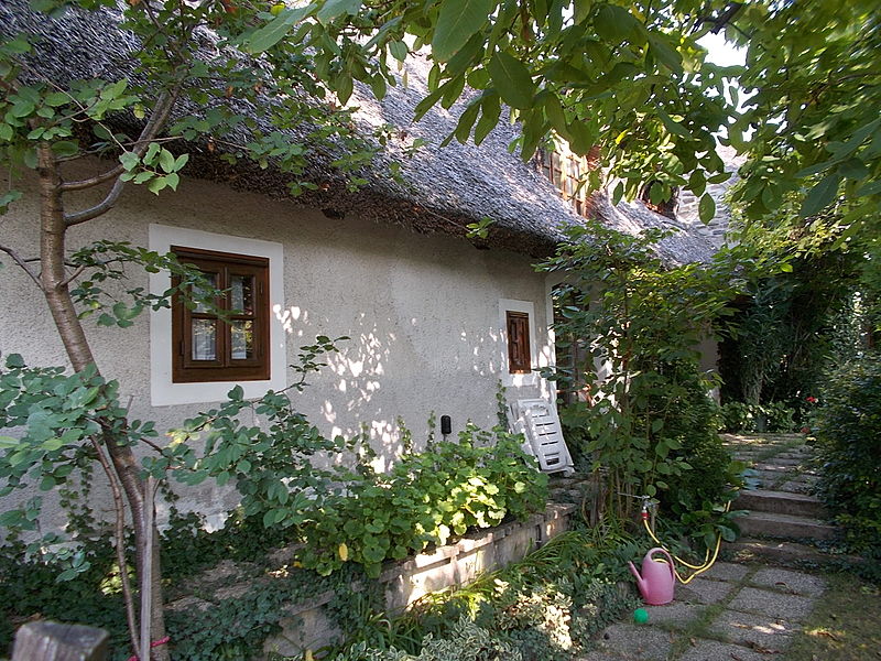 File:Residential building. Listed ID 10486. (E) - Csokonai St., Tihany, Hungary.JPG