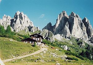 Im Hintergrund von links nach rechts die Cima Cadin della Neve, Cima Eötvös und Cima Cadin di San Lucano