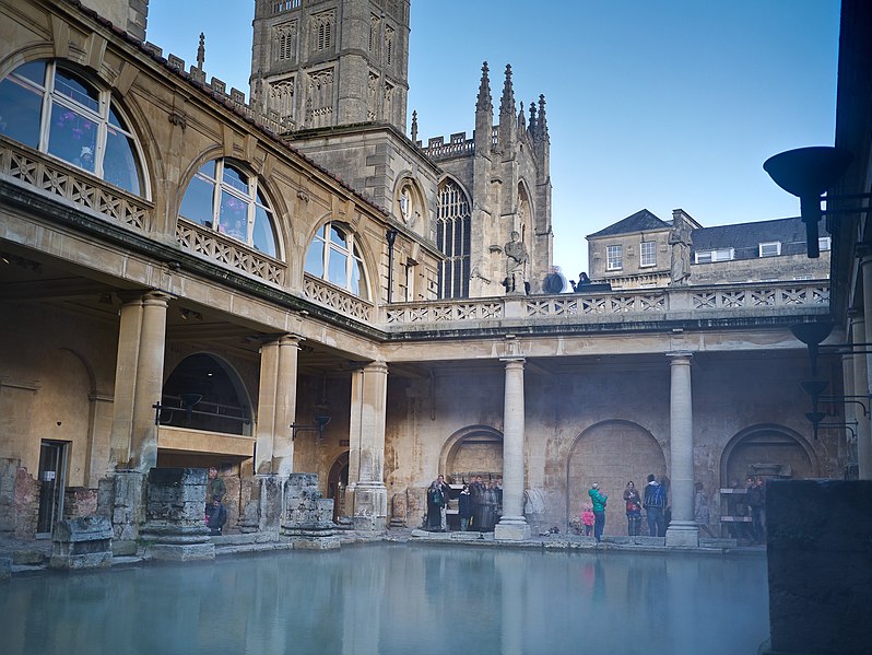 File:Roman Baths with Abbey in the background - panoramio.jpg