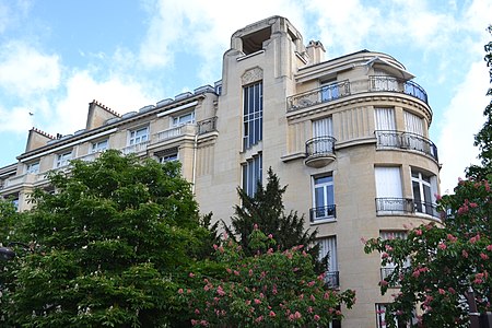 No 1, rue d'Andigné (à l’angle de la chaussée de la Muette).