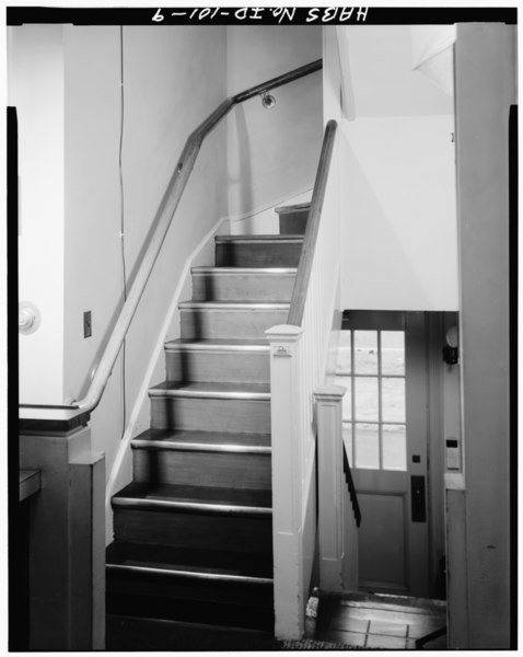 File:STAIRS AND REAR DOOR OF INSPECTION STATION, FIRST FLOOR, VIEW TO WEST - U.S. Border Inspection Station, West side of State Route 95, Eastport, Boundary County, ID HABS ID,11-EAPO,1-9.tif