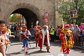 Festspielgruppe im Festzug vor dem Oberen Tor