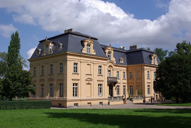 File:Schloss Altranft.jpg