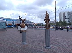 Esculturas cerca de la estación de metro Yuzhnaya