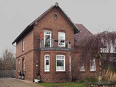 Villenartiges Wohnhaus Ehemaliges Altenteil Detjens 53°42′12″N 9°34′23″E﻿ / ﻿Dorfstraße 44﻿ / 53.703202120445354; 9.573126538884203 Baujahr: um 1910   Foto: 2021  