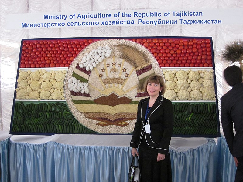 File:Senior Advisor Madelyn Spirnak Admires Tajik Produce (4746071527).jpg