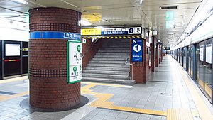 Сеул-метро-201-Ратуша-станция-платформа-20181122-074936.jpg