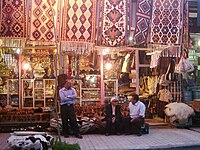 Багато красивих кустарних виробів продаються в Шандізі і Torghabeh.