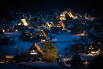 Pemandangan malam dari Shirakawa-go, sebuah desa tradisional Jepang dengan menampilkan gaya bangunan yang dikenal sebagai Gassho-zukuri.