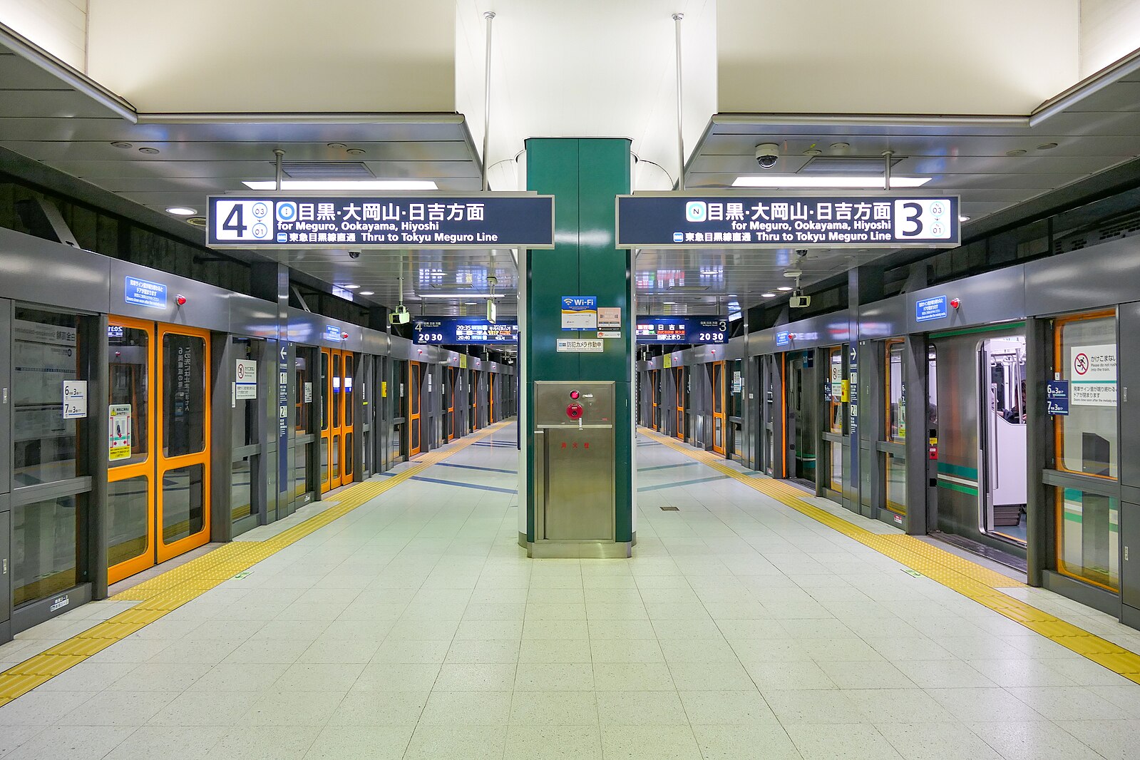 Станционная платформа. Tokyo Metro Station. Стания в Токио Широкане-Танакава. Линия – Намбоку метро Япония. Линия – «Намбоку.