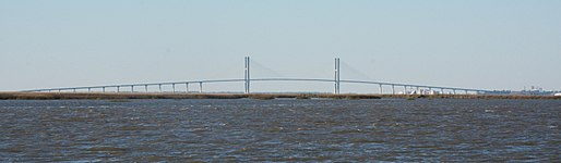 ทางหลวงสหรัฐหมายเลข 17 ผ่านสะพานซิดนีย์ลานิเยร์ (Sidney Lanier) ทางใต้ของเมืองบรันสวิก รัฐจอร์เจีย