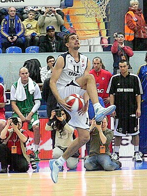 Slam-dunk by Valeri Likhodei at all-star PBL game 2011 (5).JPG