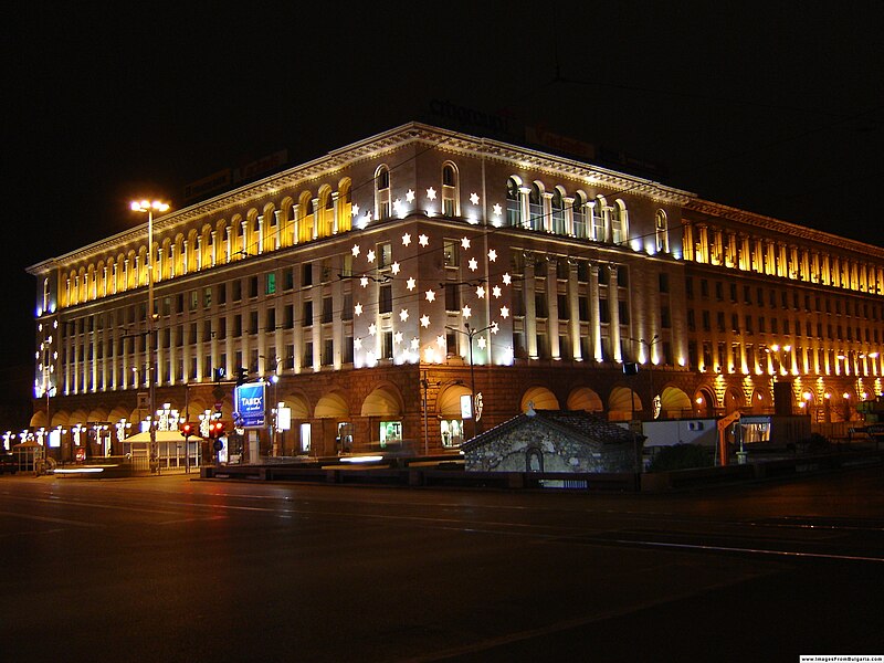 800px-Sofia_TZUM_night.JPG